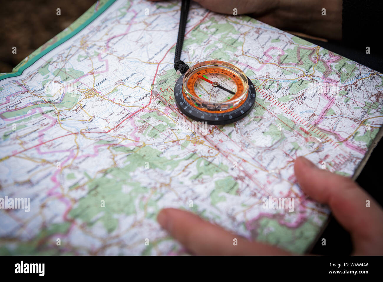 Mann mit Kompass und Karte Stockfoto