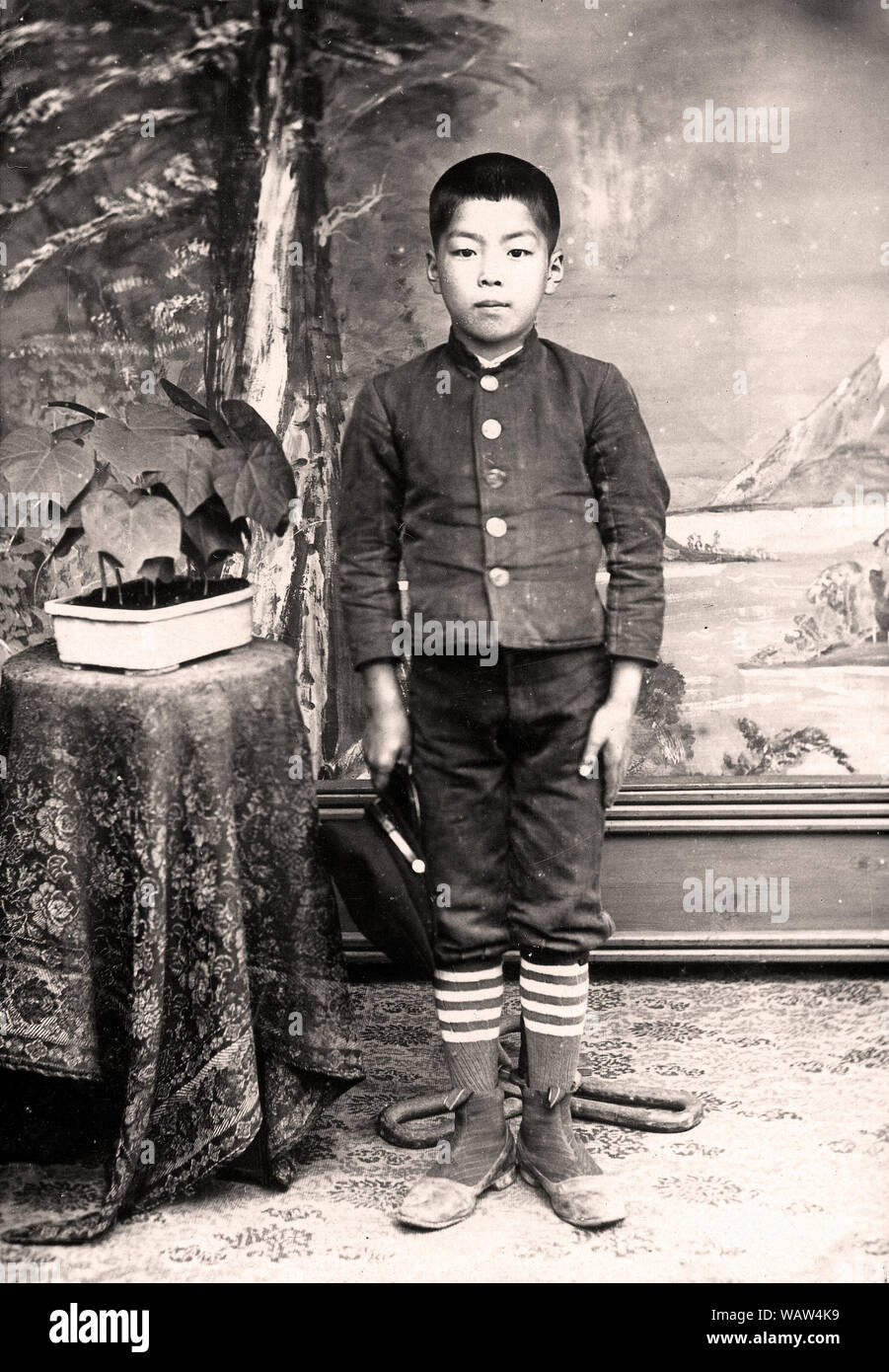 [1900s Japan - Japanische Junge in der Schule Uniform] - ein 12 Jahre alter Junge in Schuluniform, datiert 1904 (Meiji 37). 20. Jahrhundert vintage Silbergelatineabzug. Stockfoto