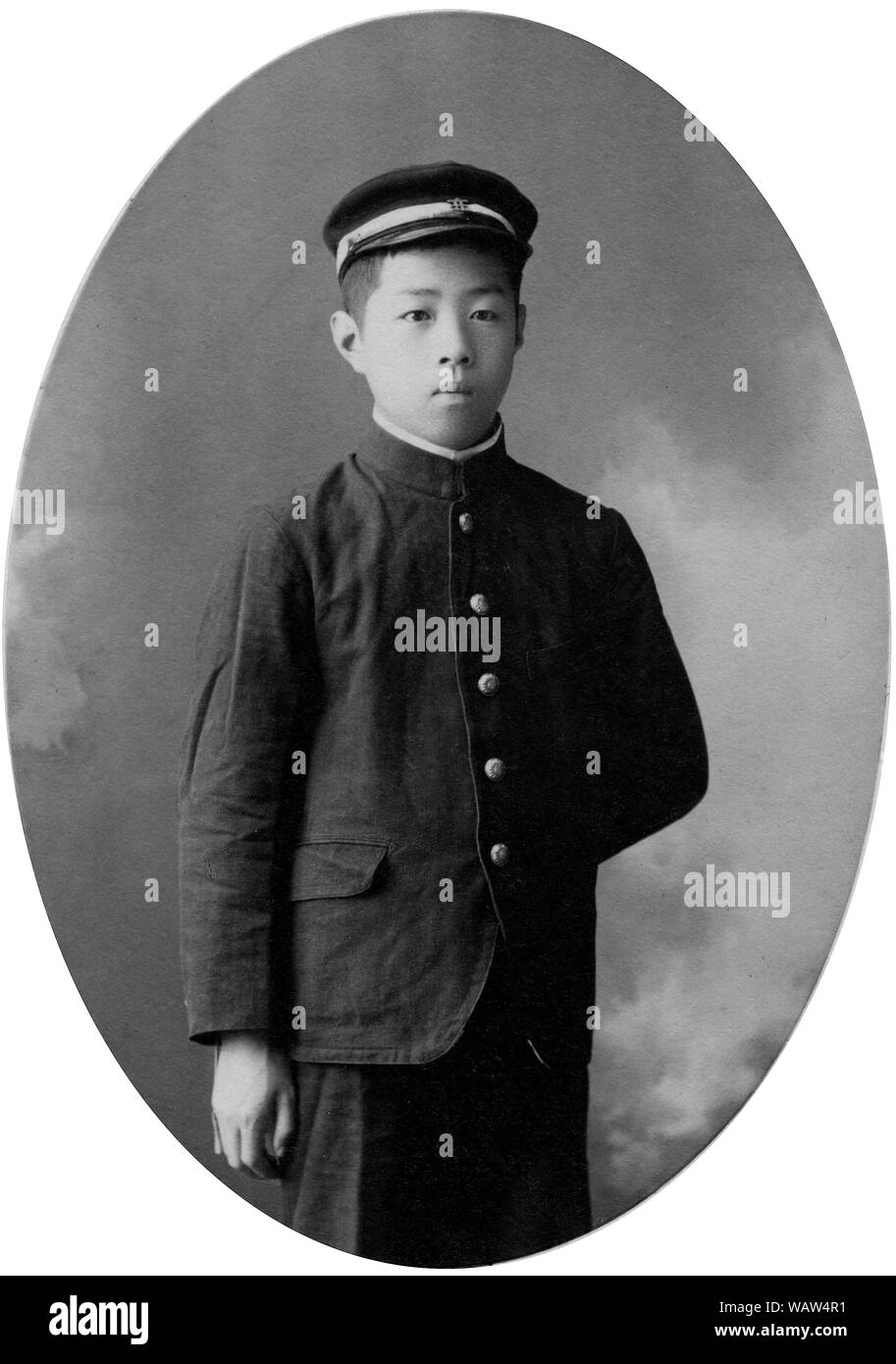 [1900s Japan - Japanische Junge in der Schule Uniform] - ein 15-jähriger Junge in Schuluniform in Kyoto. Vom Mai 1907 (Meiji 40). 20. Jahrhundert vintage Silbergelatineabzug. Stockfoto