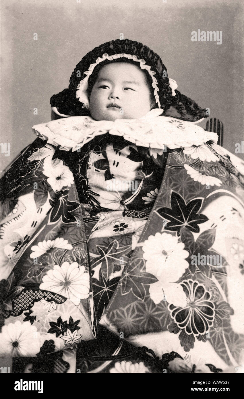 [1910s Japan - japanische Mädchen im Kimono] - Foto von 1 Jahre alten Mädchen in den zeremoniellen Kimono. Während des frühen 20. Jahrhunderts war es ein sehr beliebter Brauch in Japan zu Fotos von Babys um ihren ersten Geburtstag. 20. Jahrhundert vintage Silbergelatineabzug. Stockfoto