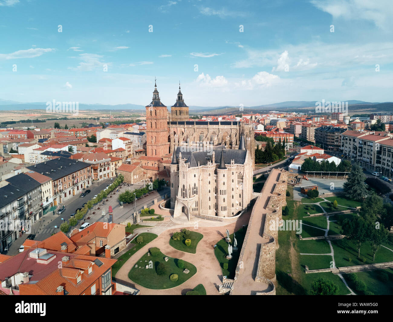Anzeigen von Astorga Kathedrale und Bischofspalast von Gaudi Stockfoto