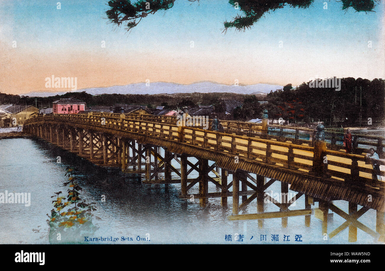 [1910s Japan - Seta keine Karahashi] - Seta keine Karahashi Brücke in Omi, Präfektur Shiga. Die Brücke ist eine der acht Ansichten der Oblaten von der Makellosen Jungfrau Maria (OMI Hakkei). Die Omi Hakkei sind die acht schönsten Szenen im südlichen Teil der Biwa See. Sie sind vermutlich im 13. Jahrhundert ausgewählt worden zu sein und wurde besonders bekannt durch Holzschnitte mit dem gleichen Namen von japanischen Ukiyo-e Künstler Ando Hiroshige (1797-1858), die auch als Utagawa Hiroshige bekannt. 20. jahrhundert alte Ansichtskarte. Stockfoto