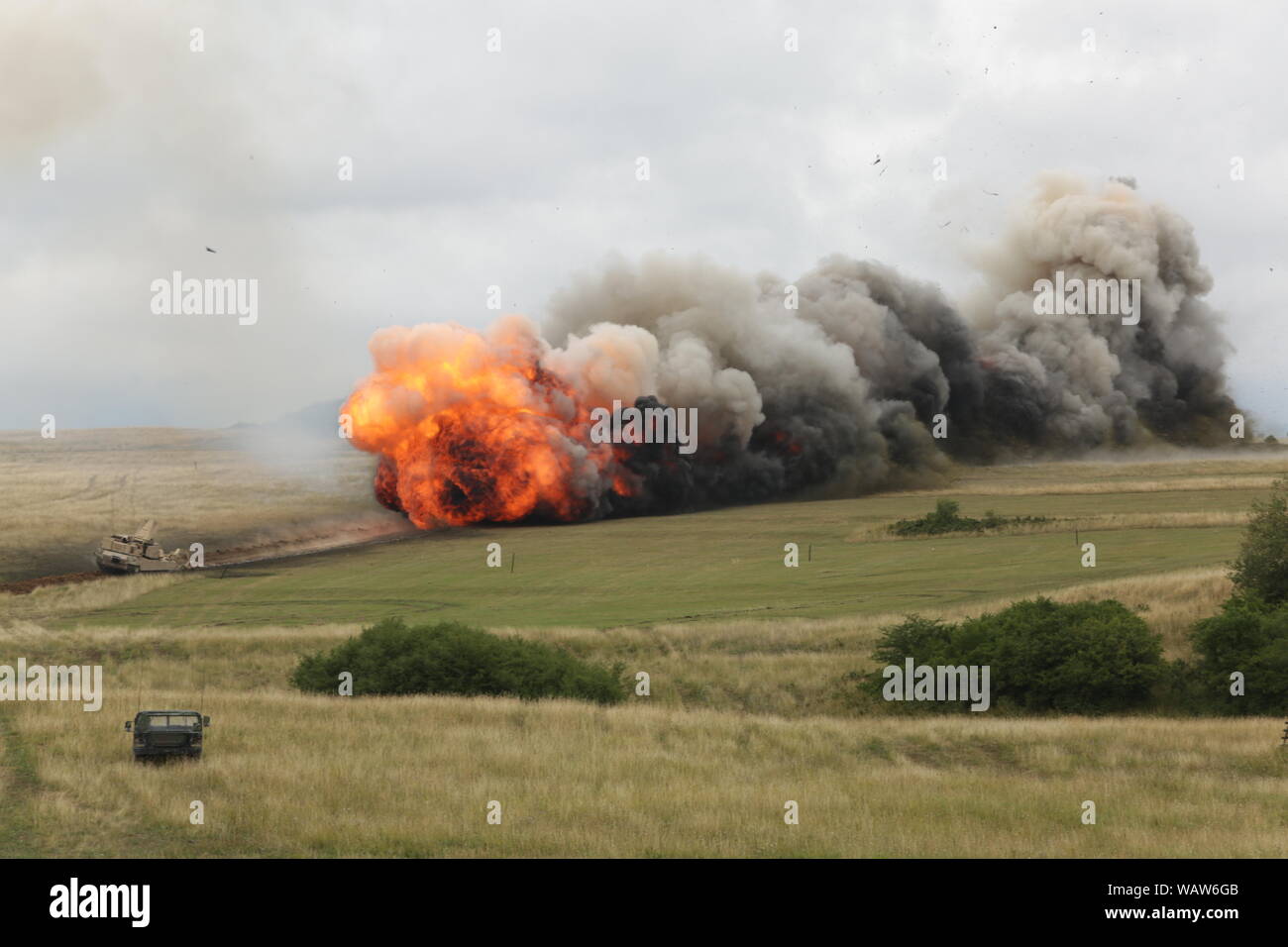 Us-Soldaten in den 1. gepanzerte Brigade Combat Team zugeordnet, 1 Infanterie Division detonieren eine Mine Clearing Line aufladen, während Sie in einem Live Fire übung Teilnehmenden während der kombinierten Lösung XII am Grafenwöhr Training Area in Deutschland, Aug 7, 2019. Kombinierte Lösung XII ist eine alle zwei Jahre stattfindende Übung, die als Combat Training Center Zertifizierung für Regional zugeteilten Kräfte dient. Diese Wiederholung der Übung erfolgt in zwei Phasen an Grafenwöhr und Hohenfels Training in Bereichen zwischen 12.08.1-11 und 11-27. (U.S. Armee Foto von Sgt. Randis Monroe) Stockfoto