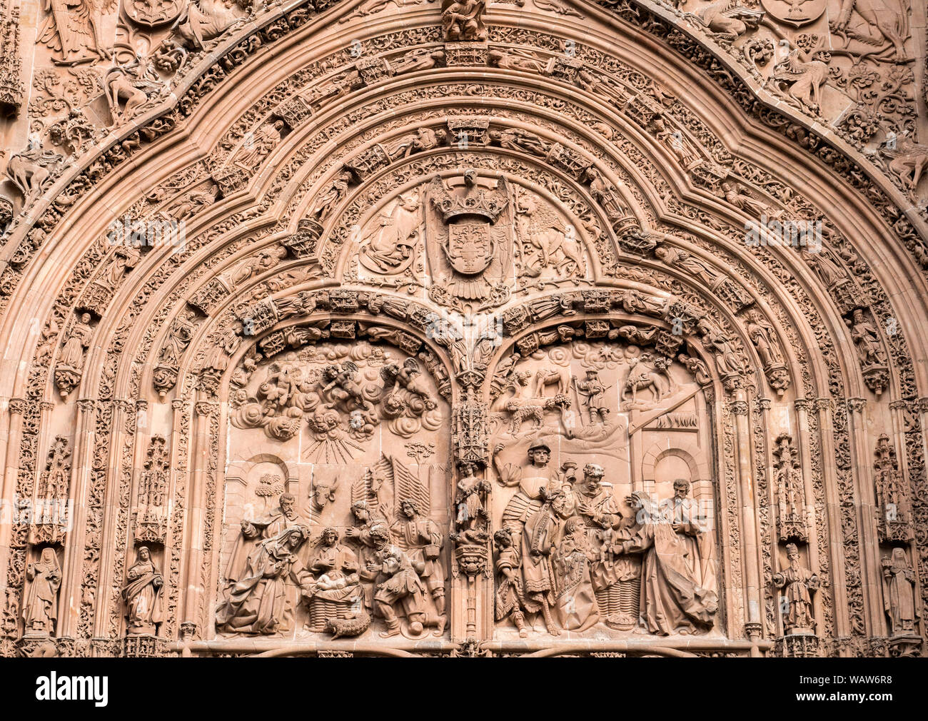 Salamanca, Spanien - 18. August 2019: Detail der Abdeckung der Kathedrale "portada de Ramos, der Figurengruppe der Eingang Jesu Stockfoto