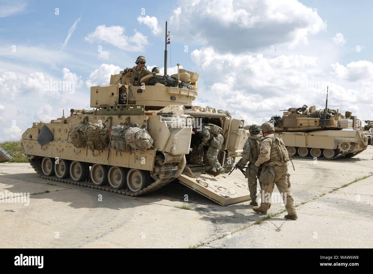 Us-Soldaten zugeordnet zu Alpha Company, 3rd Battalion, 66th Armored Regiment, 1st Armored Brigade Combat Team, 1.Infanterie Division, eine M2A3 Bradley Fighting Fahrzeug Last während einer Live Fire übung Teilnehmenden während der kombinierten Lösung XII am Grafenwöhr Training Area in Deutschland, Aug 8, 2019. Kombinierte Lösung XII ist eine alle zwei Jahre stattfindende Übung, die als Combat Training Center Zertifizierung für Regional zugeteilten Kräfte dient. Diese Wiederholung der Übung erfolgt in zwei Phasen an Grafenwöhr und Hohenfels Training in Bereichen zwischen 12.08.1-11 und 11-27. (U.S. Armee phot Stockfoto