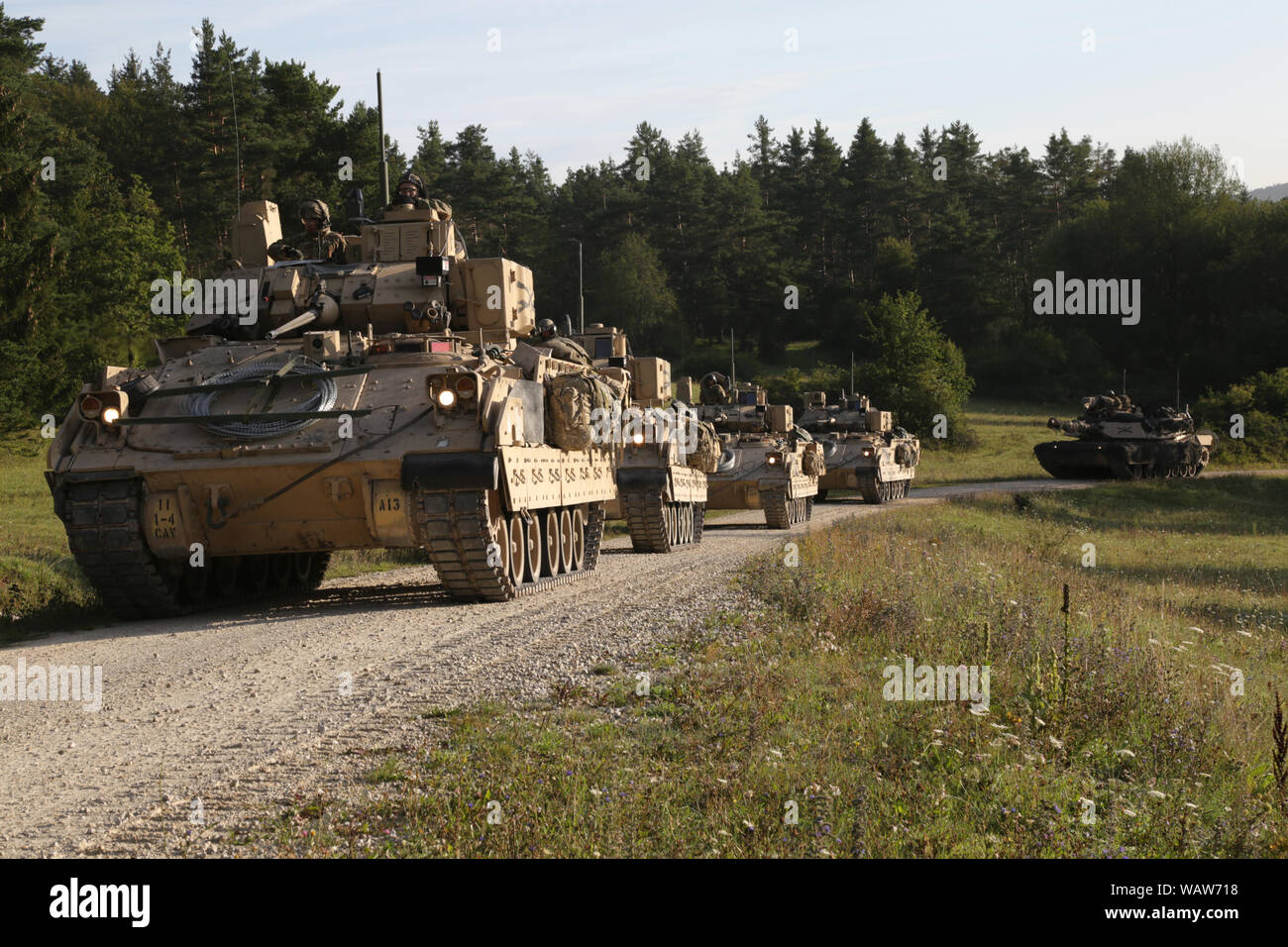 Us-Armee Soldaten zur 1. Staffel zugeordnet, 4.Kavallerie Regiments, 1st Armored Brigade Combat Team, 1.Infanterie Division, Konvoi in M2A3 Bradley Kampffahrzeugen während der kombinierten Lösung XII am Hohenfels Training Bereich in Deutschland, 15 August, 2019. Kombinierte Lösung XII ist eine alle zwei Jahre stattfindende Übung, die als Combat Training Center Zertifizierung für Regional zugeteilten Kräfte dient. Diese Wiederholung der Übung erfolgt in zwei Phasen an Grafenwöhr und Hohenfels Training in Bereichen zwischen 12.08.1-11 und 11-27. (U.S. Armee Foto von Sgt. Randis Monroe) Stockfoto