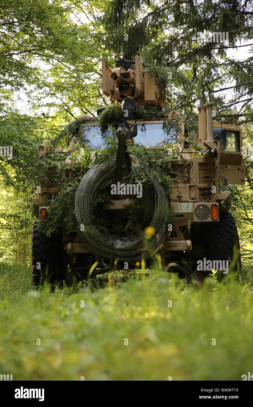 Us-Soldaten aus Bravo Company, 1 Techniker, 1. gepanzerte Brigade Combat Team, 1.Infanterie Division, ein RG-31 Medium meine geschützte Position des Fahrzeugs in der Wood Line während der kombinierten Lösung XII am Hohenfels Training Bereich in Deutschland, Nov. 16, 2019. Kombinierte Lösung XII ist eine alle zwei Jahre stattfindende Übung, die als Combat Training Center Zertifizierung für Regional zugeteilten Kräfte dient. Diese Wiederholung der Übung erfolgt in zwei Phasen an Grafenwöhr und Hohenfels Training in Bereichen zwischen 12.08.1-11 und 11-27. (U.S. Armee Foto von Cpl. Shawn Pierce) Stockfoto