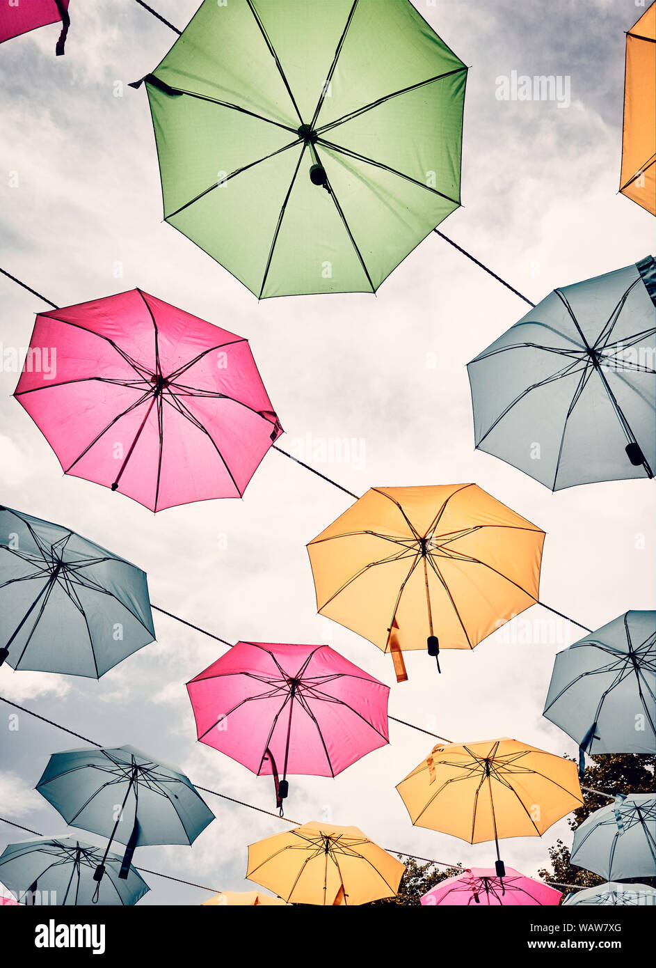 Betrachten oben Sonnenschirme in einem Park hängenden, Farbe Tonen angewendet. Stockfoto