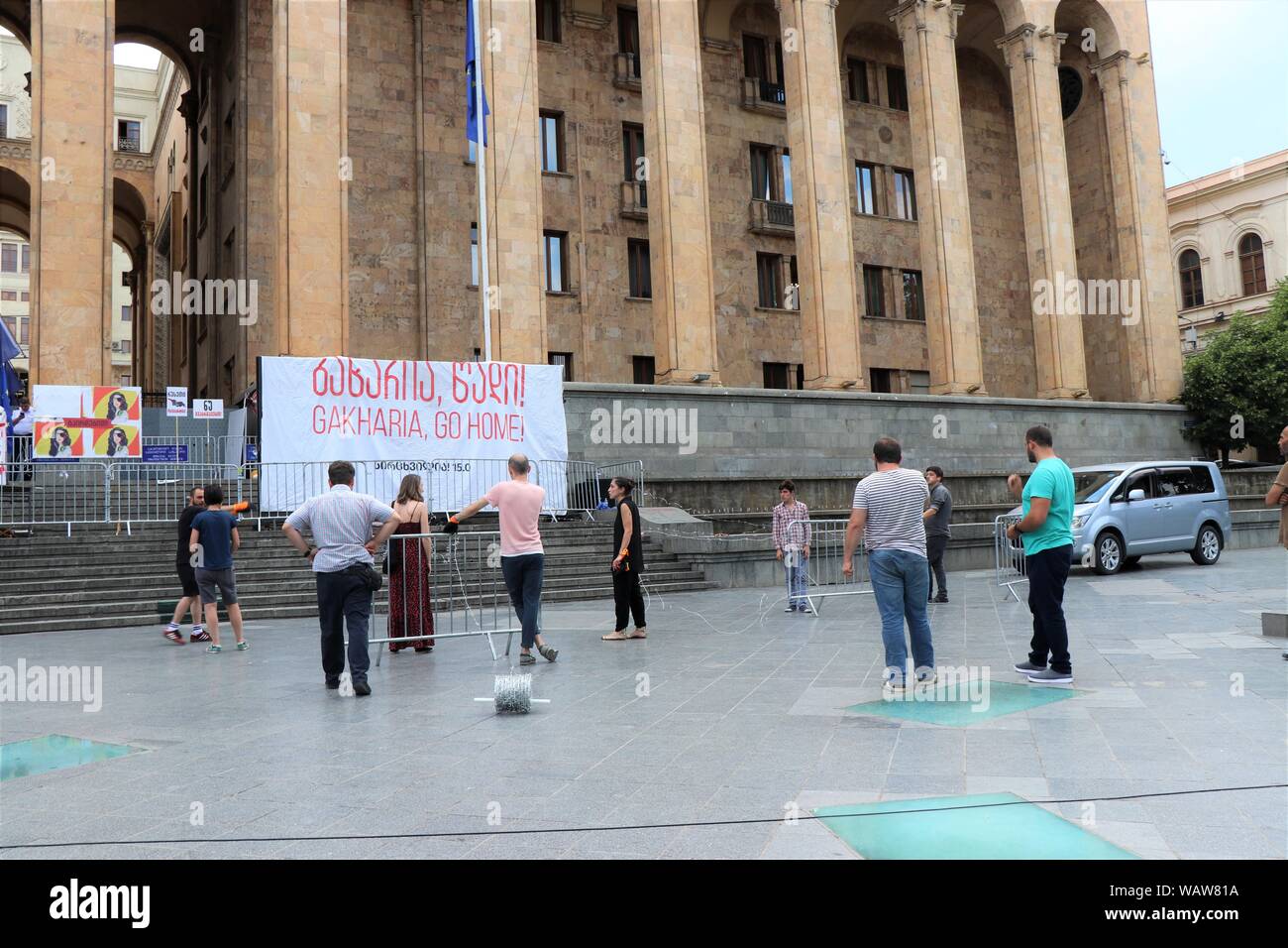 Tiflis, Georgien. Proteste gegen Russland weiterhin vor dem georgischen Parlament. Es gibt viele Plakate der Rechte geltend zu machen. Stockfoto