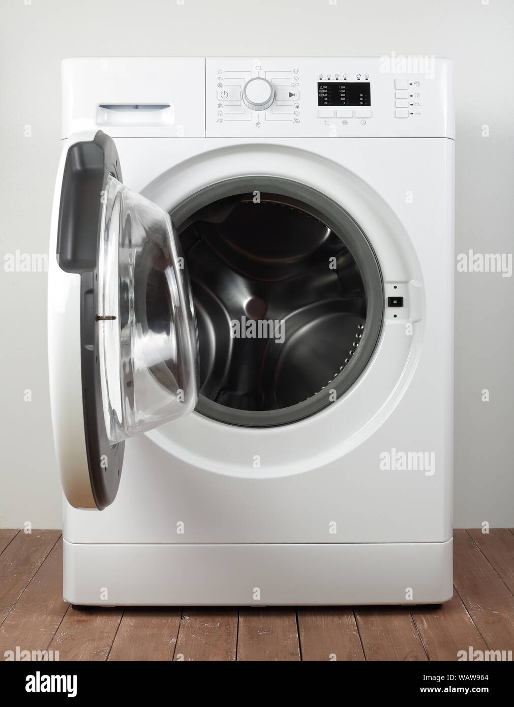 Major Appliance - vordere Tür öffnen Waschmaschine auf einem weißen und Holz Hintergrund anzeigen Stockfoto