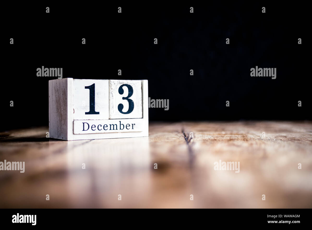 13. Dezember 13. Dezember 13. Dezember - weißer Block Kalender auf vintage Tabelle - Datum auf dunklem Hintergrund Stockfoto