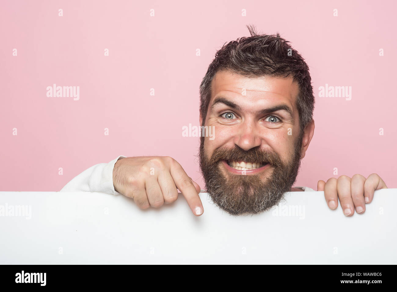 Mann mit langem Bart und Schnurrbart. Friseur Mode und Beauty Marketing. Kerl oder ein bärtiger Mann auf rosa Hintergrund. Gefühl und Emotionen. Hipster mit Happy Stockfoto