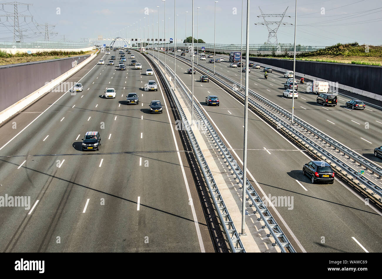 Steenwijk, Niederlande, 21. August 2019: Luftbild von der Autobahn A1 zwischen Amsterdam und Amersfoort, mit 2x5 Fahrspuren und einem zweispurigen rush hour s Stockfoto