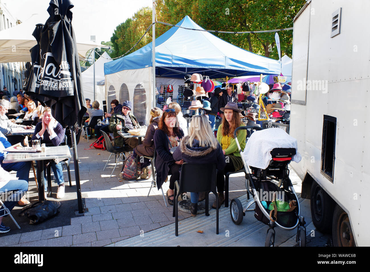 Die KÄUFER AUF DEM MARKT Stockfoto