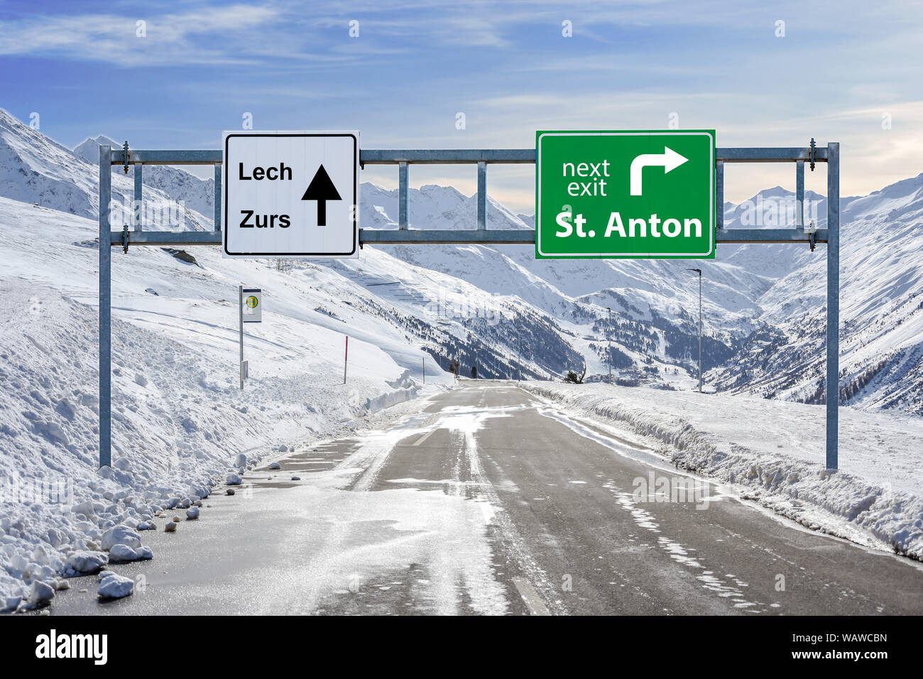 Österreich Green Road ski Ortsschild Lech, Zürs und St. Anton mit viel Schnee und Berge Himmel Hintergrund Stockfoto