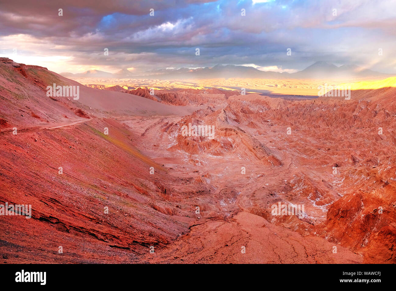 Wüstenlandschaft des Mars Tal in rot und orange Farben in der Nähe von San Pedro de Atacama im Norden von Chile, gegen einen dramatischen Sonnenuntergang Himmel c Stockfoto