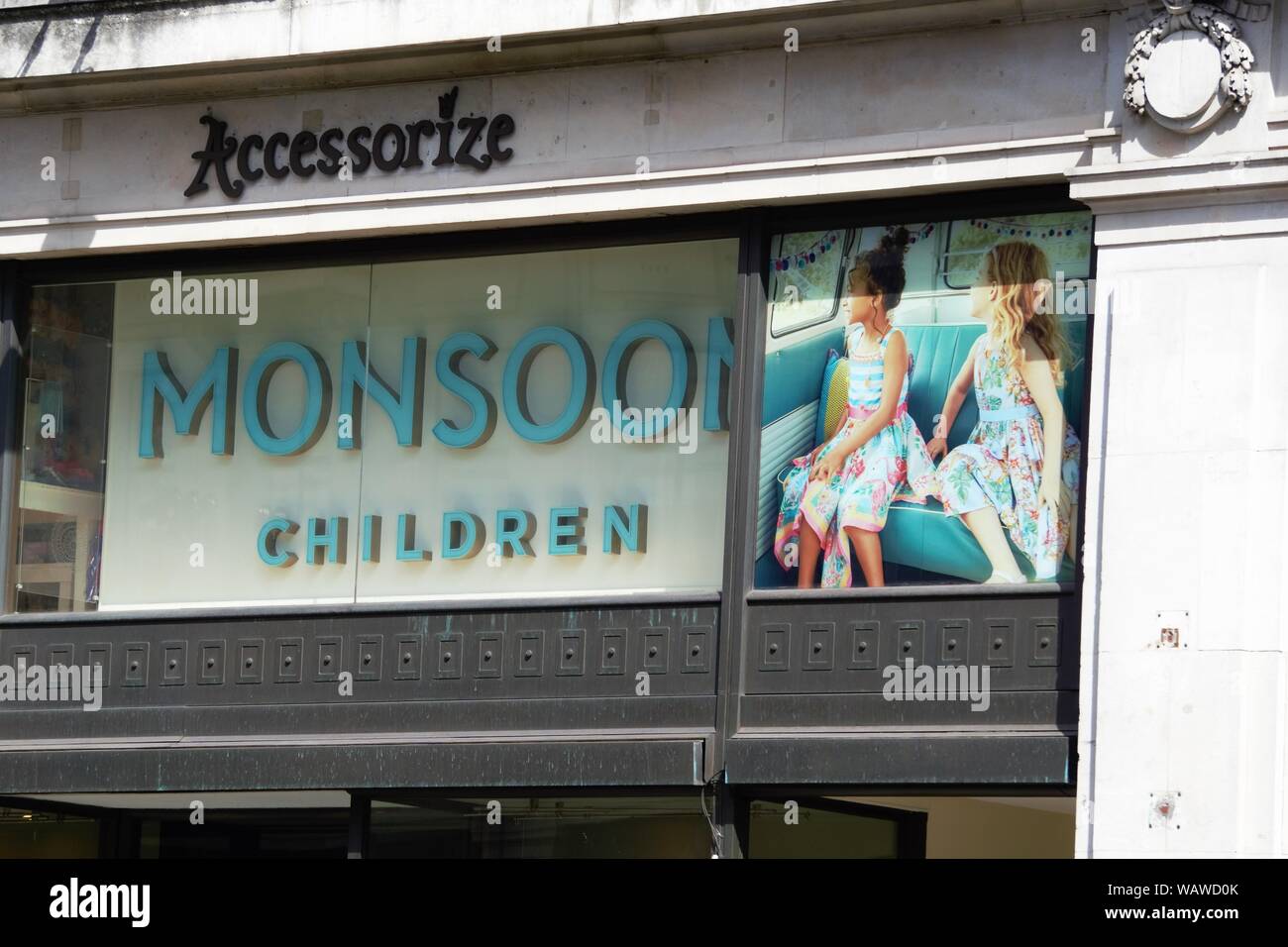 Zeichen über dem Monsun Shop in der Regent Street, London, UK Stockfoto