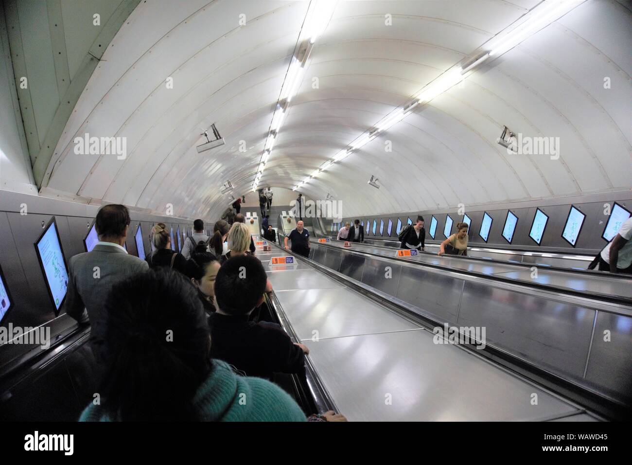 Reisende auf rolltreppen im U-Bahnhof Bond Street, London, UK Stockfoto