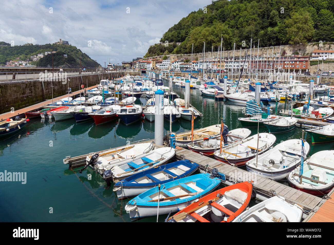 Freizeitaktivitäten Yachten und Fischerboote im Hafen, San Sebastian, Provinz Gipuzkoa, Baskenland, Spanien. Stockfoto