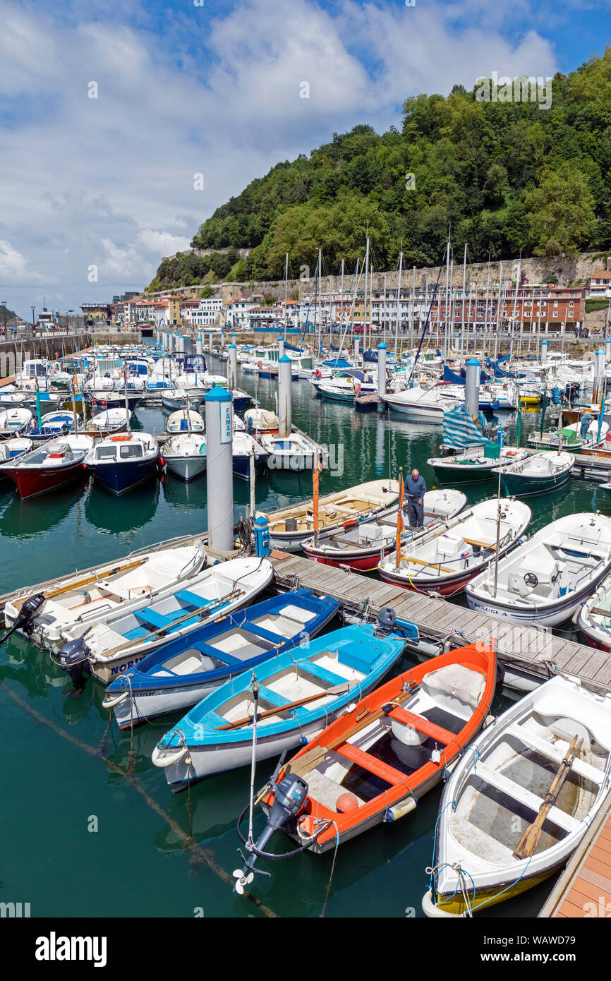 Freizeitaktivitäten Yachten und Fischerboote im Hafen, San Sebastian, Provinz Gipuzkoa, Baskenland, Spanien. Stockfoto