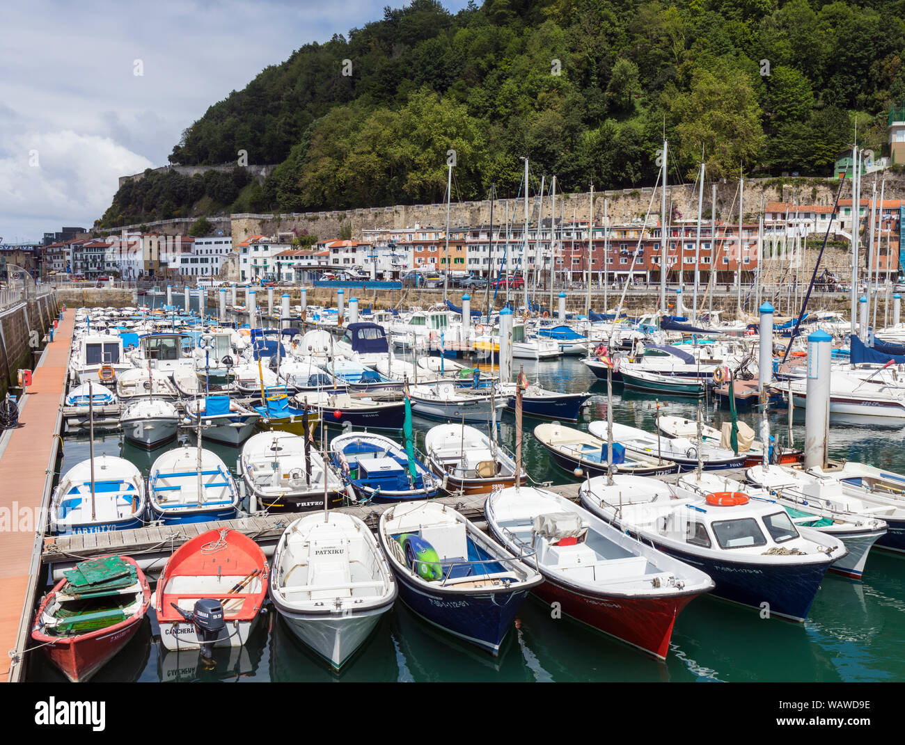 Freizeitaktivitäten Yachten und Fischerboote im Hafen, San Sebastian, Provinz Gipuzkoa, Baskenland, Spanien. Stockfoto