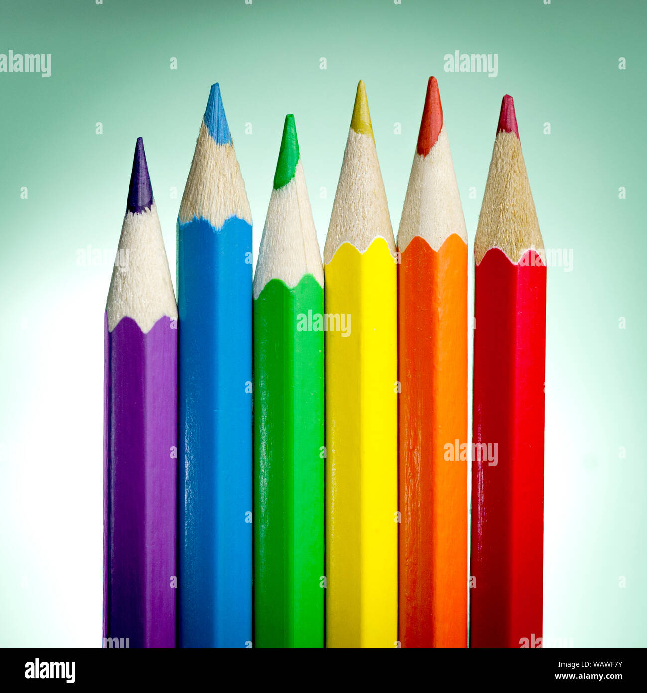 6 Bleistift mit Farben der Regenbogen Flagge (oder Stolz Flagge) verwendet sowohl Frieden und lgbtq Stolz zu vertreten Stockfoto