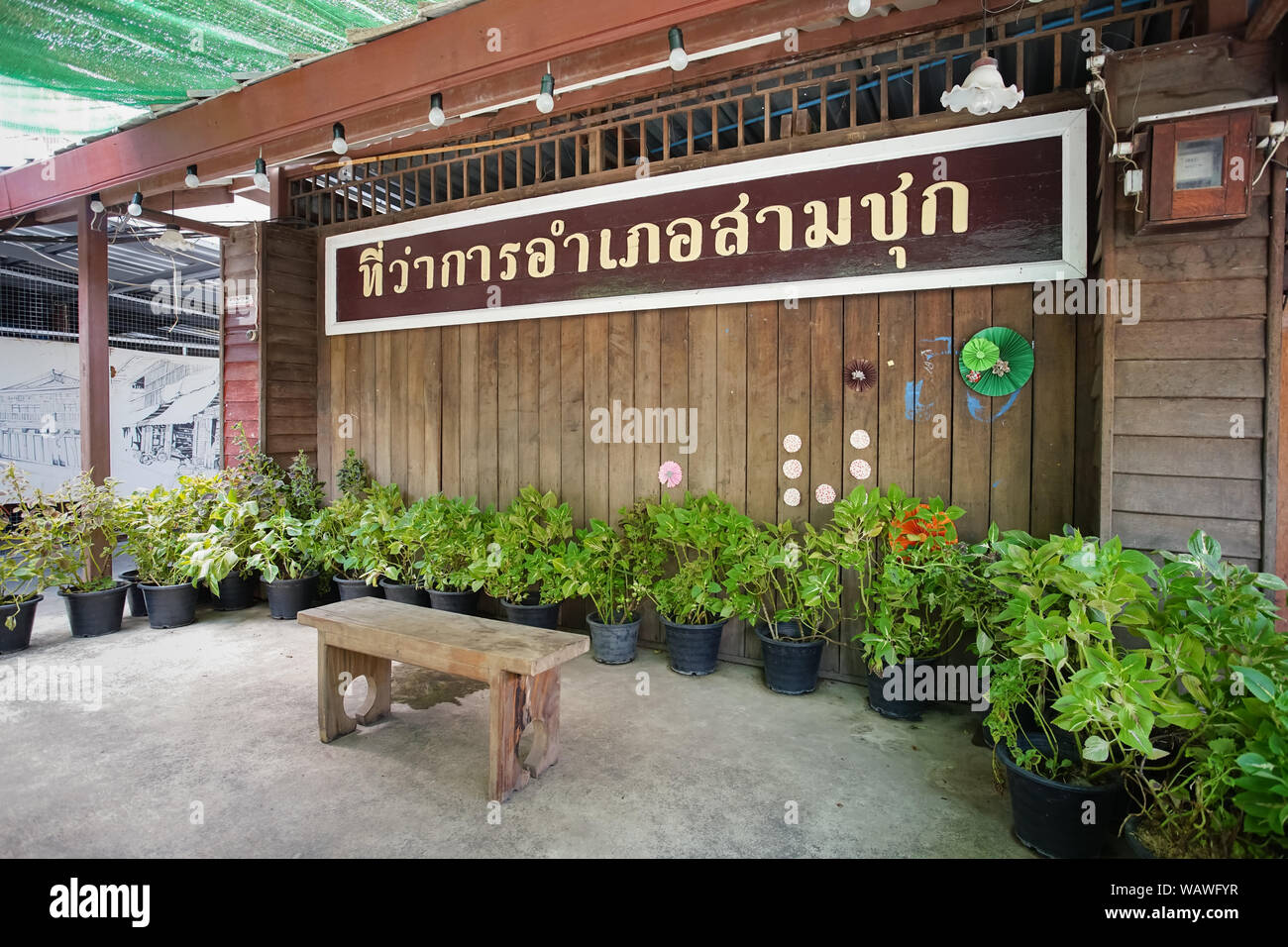 Suphan Buri, Thailand - 24. Mai, 2019: Der berühmte Reiseziel Sam Chuk alter Markt mit Thai Typenschild bedeutet Sam Chuk Bezirk. Stockfoto