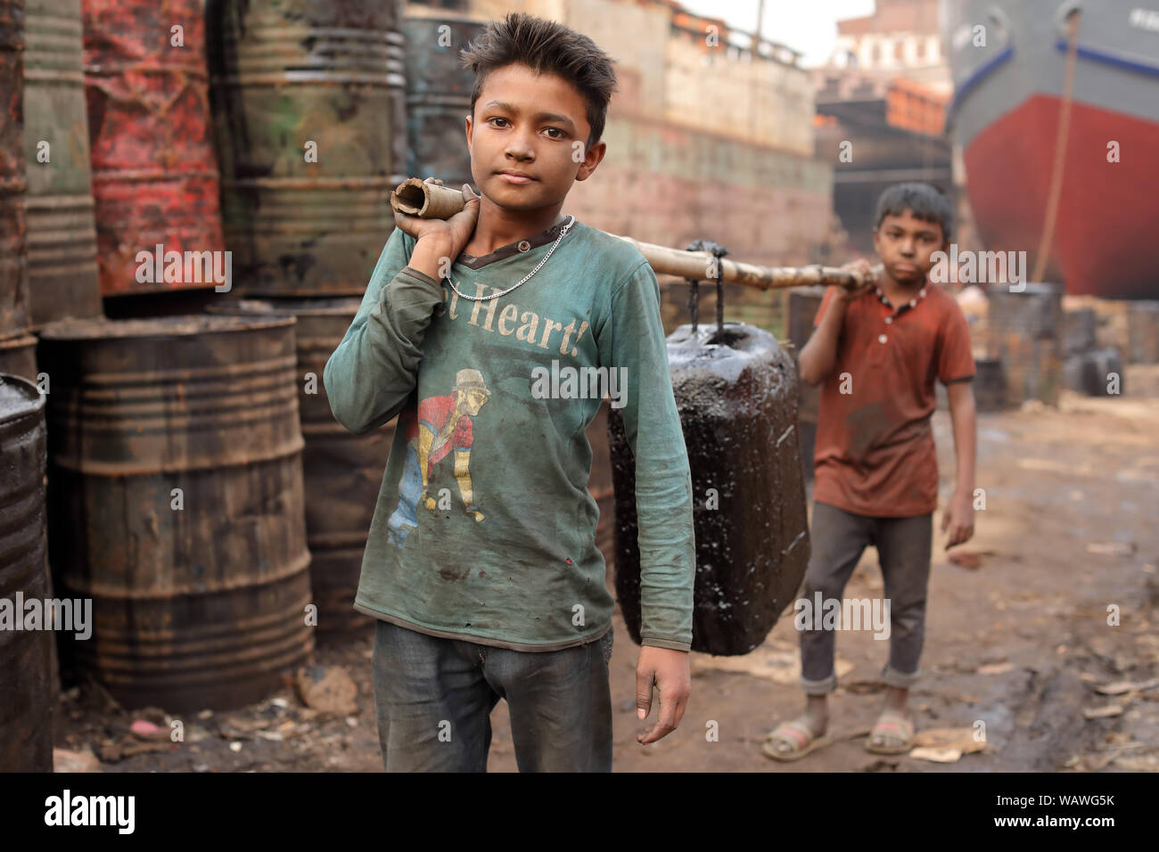 Kind Arbeiter auf einer Werft in Dhaka, Bangladesh. Bangladesch hat über 4,7 Millionen Kinder zwischen 5 und 14 Jahren. Stockfoto