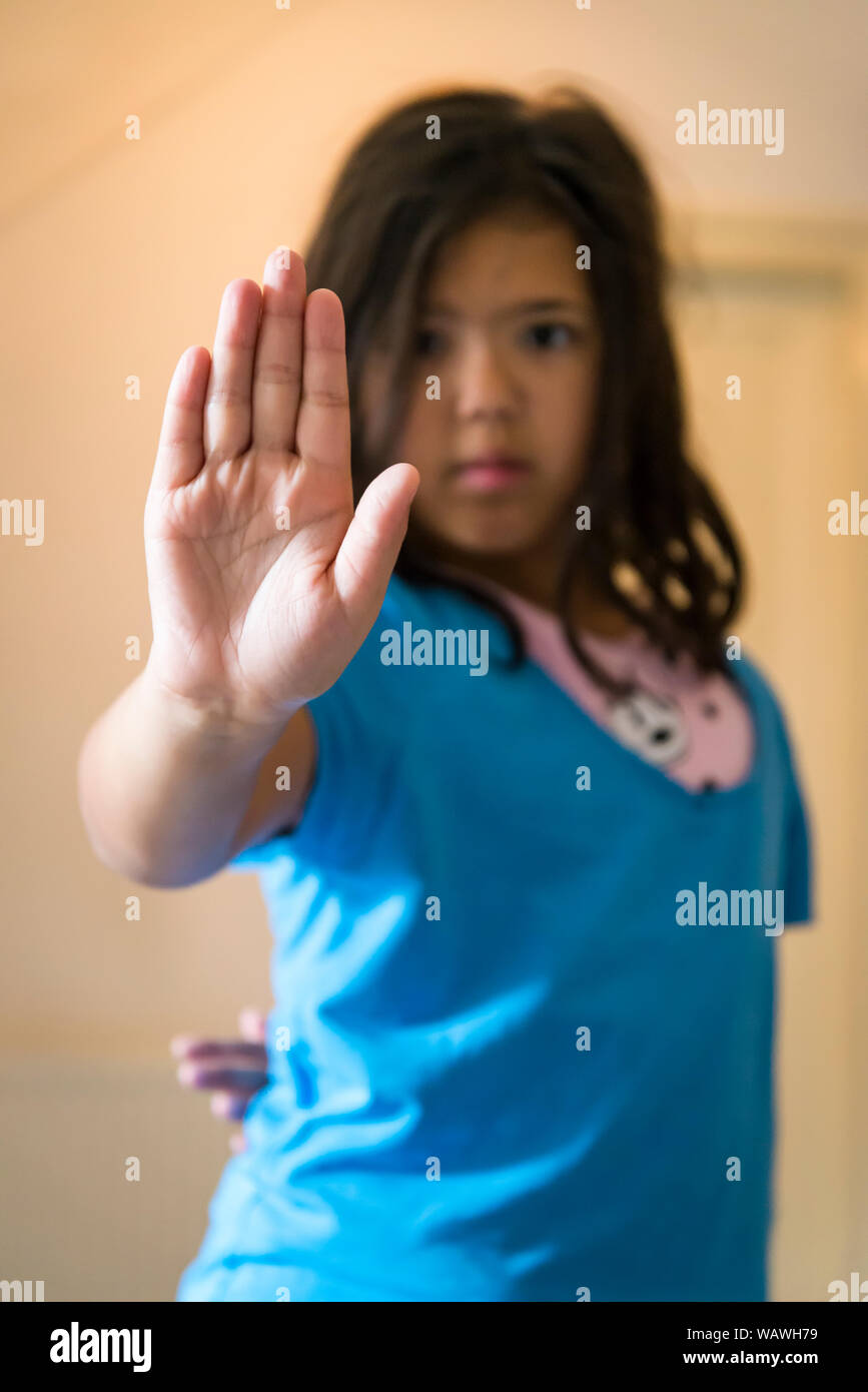 Mädchen zeigen mit ihrer Hand Stop-Schild Stockfoto