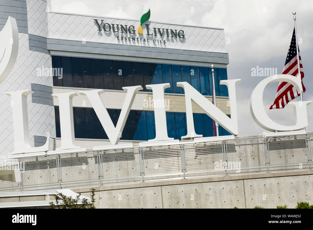 Ein logo Zeichen außerhalb des Hauptquartiers von Young Living in Lehi, Utah am 27. Juli 2019. Stockfoto