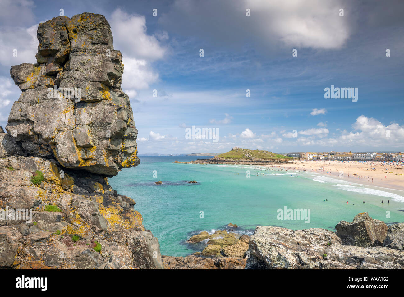 St Ives in Cornwall, England. Mittwoch 21. August 2019. UK Wetter: Urlauber genießen Sie einen Tag mit warmem Sonnenschein und eine leichte Brise am Porthmeor Stockfoto