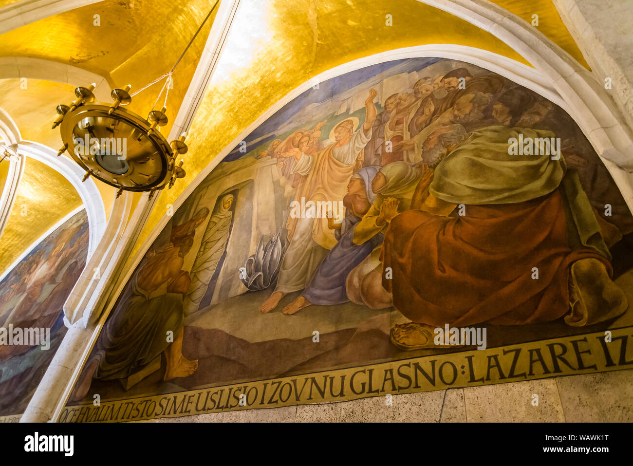Fresko der Auferweckung des Lazarus durch kroatische Maler Jozo Kljakovic, Interieur der St. Mark's Church, Obere Stadt, Zagreb, Kroatien. Stockfoto