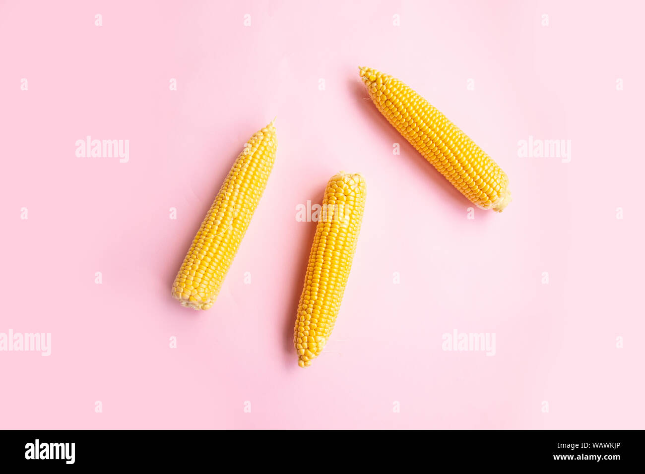 Flach Zusammensetzung mit leckeren süßen Maiskolben. Flach. Essen Konzept. Stockfoto