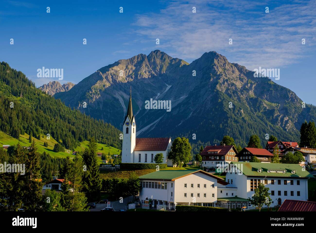 Dorf Hirschegg mit Bergen Elferkopf und Zwolferkopf, Kleinwalsertal, Allgäu, Vorarlberg, Österreich Stockfoto
