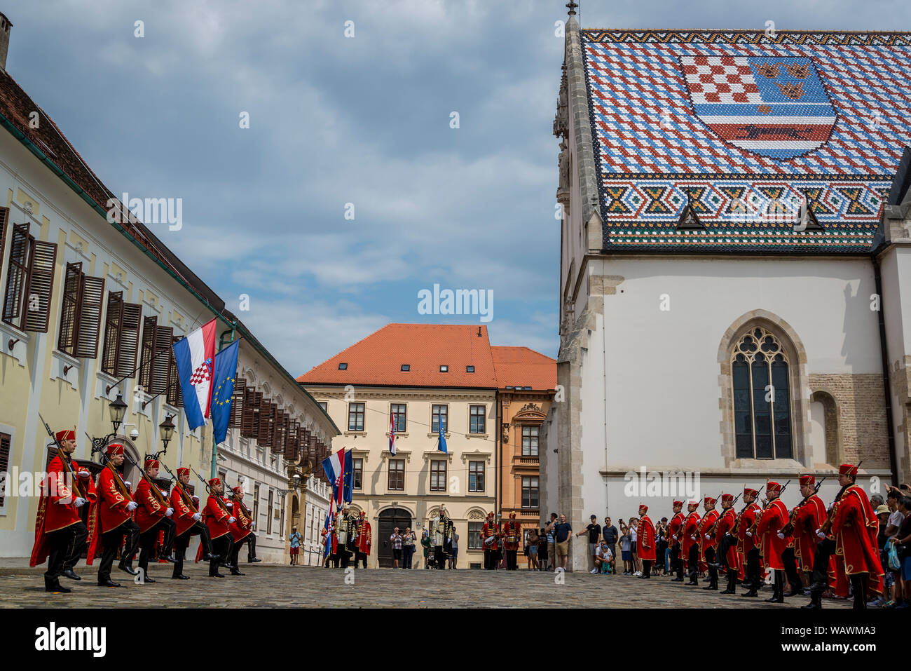 Die Wachablösung, kroatische Soldaten in historischen Insignien in den zeremoniellen Parade am St. Mark's Platz, Zagreb, Kroatien Stockfoto