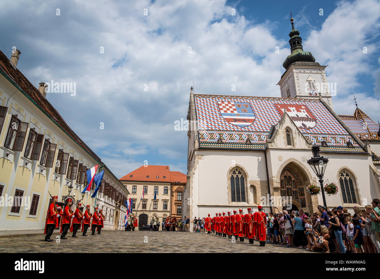 Die Wachablösung, kroatische Soldaten in historischen Insignien in den zeremoniellen Parade am St. Mark's Platz, Zagreb, Kroatien Stockfoto