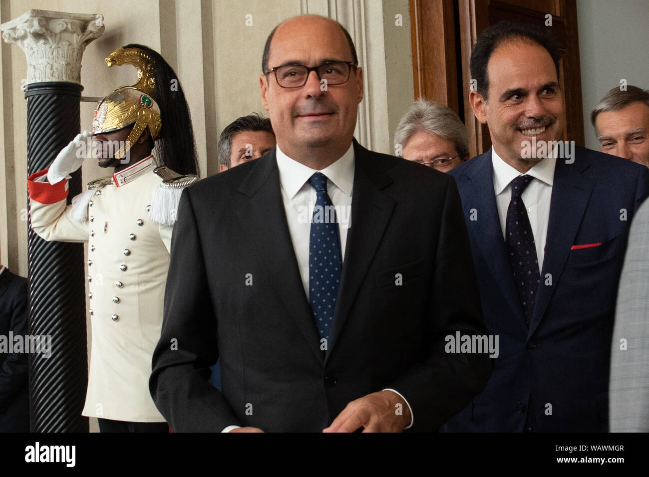 Parteisekretär der "Partito Democratico" Nicola Zingaretti einer Pressekonferenz nach einem Treffen mit dem italienischen Staatspräsidenten am zweiten Tag der Konsultationen mit den politischen Parteien auf dem Quirinale Palast in Rom besucht. Stockfoto
