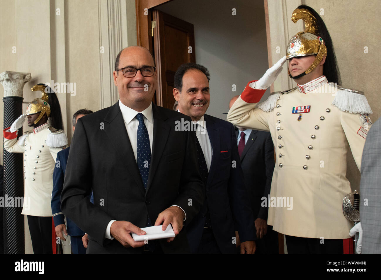 Parteisekretär der "Partito Democratico" Nicola Zingaretti einer Pressekonferenz nach einem Treffen mit dem italienischen Staatspräsidenten am zweiten Tag der Konsultationen mit den politischen Parteien auf dem Quirinale Palast in Rom besucht. Stockfoto