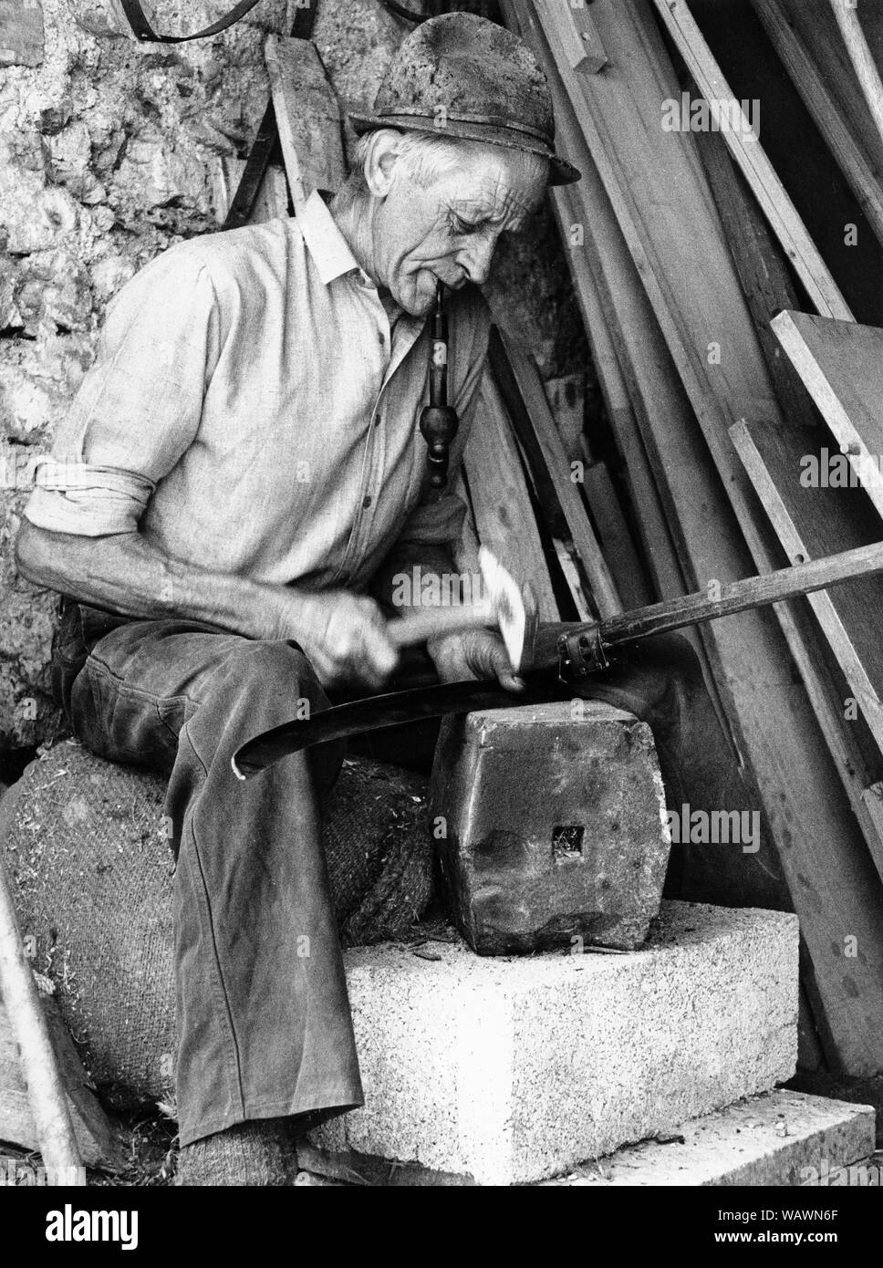 Alter Mann dengling der Scythe, Schuhmacher Cajetan Anker, um 1960, Oberaudorf, Oberbayern, Bayern, Deutschland Stockfoto