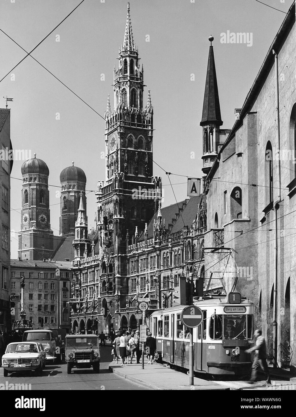 Marienplatz mit Rathaus und Frauenkirche, um 1963, München, Bayern, Deutschland Stockfoto
