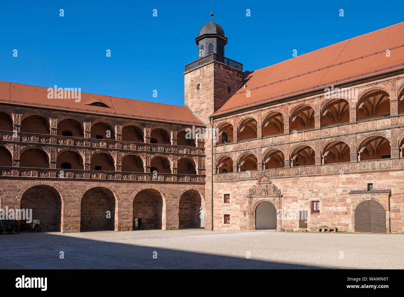 Schöner Innenhof mit Arkaden, Plassenburg, Kulmbach, Oberfranken, Franken, Bayern, Deutschland Stockfoto