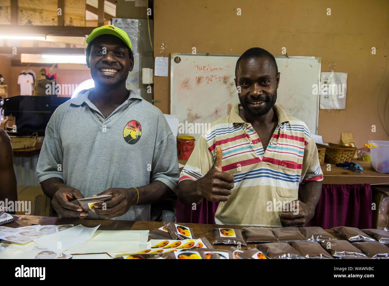 Lokale Männer Verpackung frischer Kaffee in Tanna Coffee Factory, Port Vila, Vanuatu Stockfoto