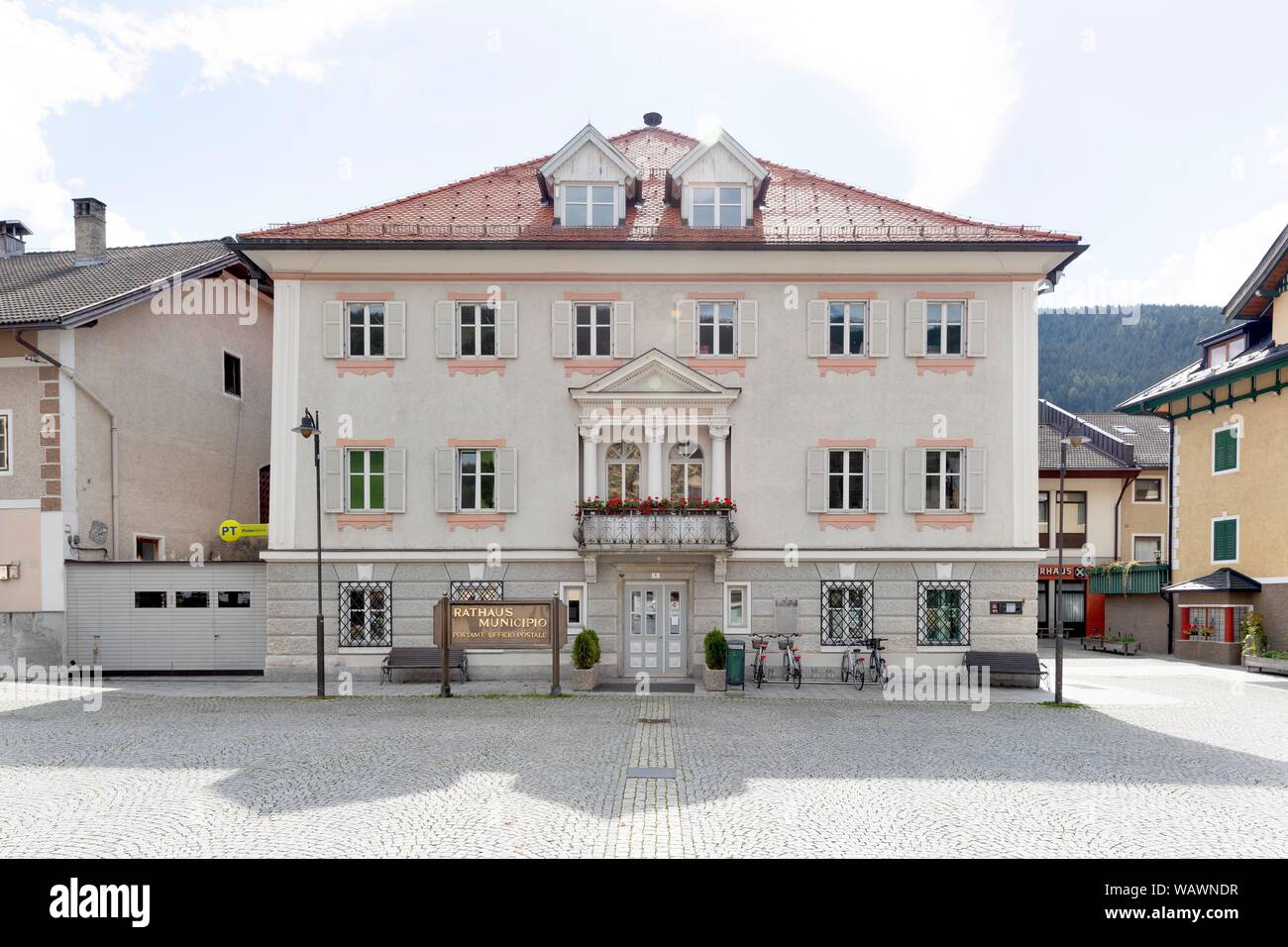 Rathaus und Post, Niederdorf, Pustertal, Südtirol, Italien Stockfoto