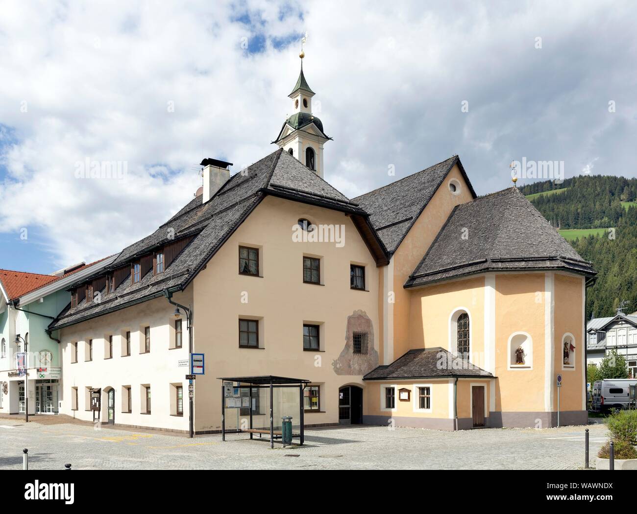 Das Krankenhaus und die Kirche der Heiligen Dreifaltigkeit, Niederdorf, Pustertal, Südtirol, Italien Stockfoto