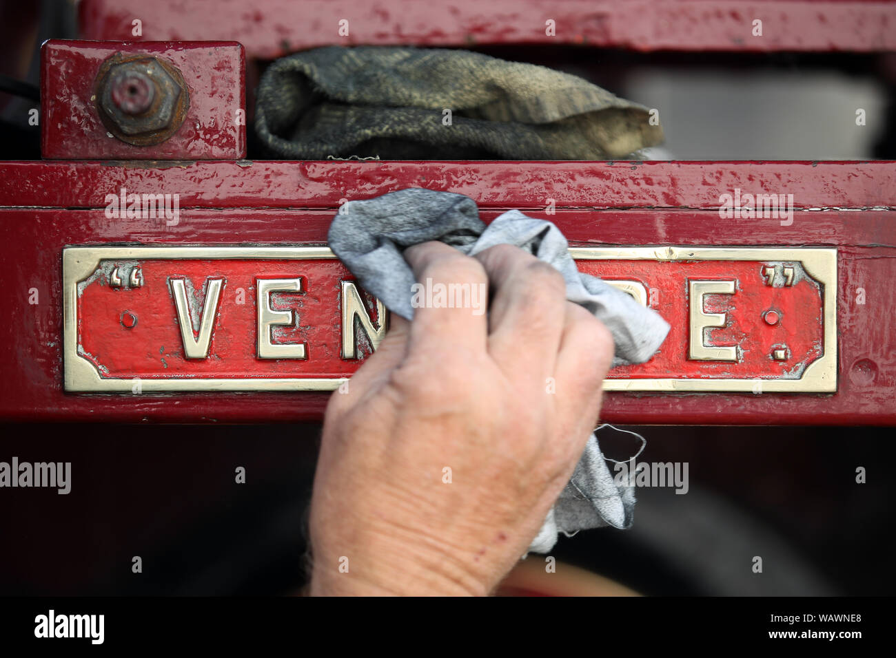 Eine Lokomotive Zeichen ist während des Tages eine der 2019 Great Dorset Steam Fair gereinigt. Die Messe ist eine Zusammenkunft von Hunderten von Zeitraum dampfbetriebene Zugmaschinen und schwere mechanische Ausrüstung aus allen Epochen kommen zu Showcase Großbritanniens reiche industrielle, landwirtschaftliche und Freizeit Geschichte, bei der jährlichen zeigen, statt über den August Bank Holiday Wochenende von Donnerstag 22. bis Montag, den 26. August. Stockfoto