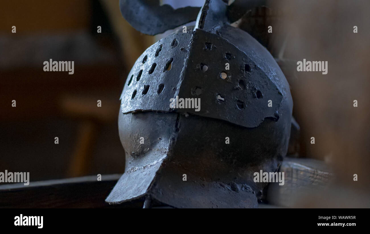 Mittelalterliche Helm in Italienisch Schloss Stockfoto