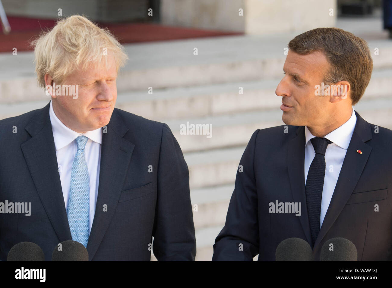 Premierminister Boris Johnson mit dem französischen Präsidenten Emmanuel Längestrich im Elysee-palast in Paris vor Gesprächen, um zu versuchen, die Brexit Stillstand zu überwinden. Stockfoto