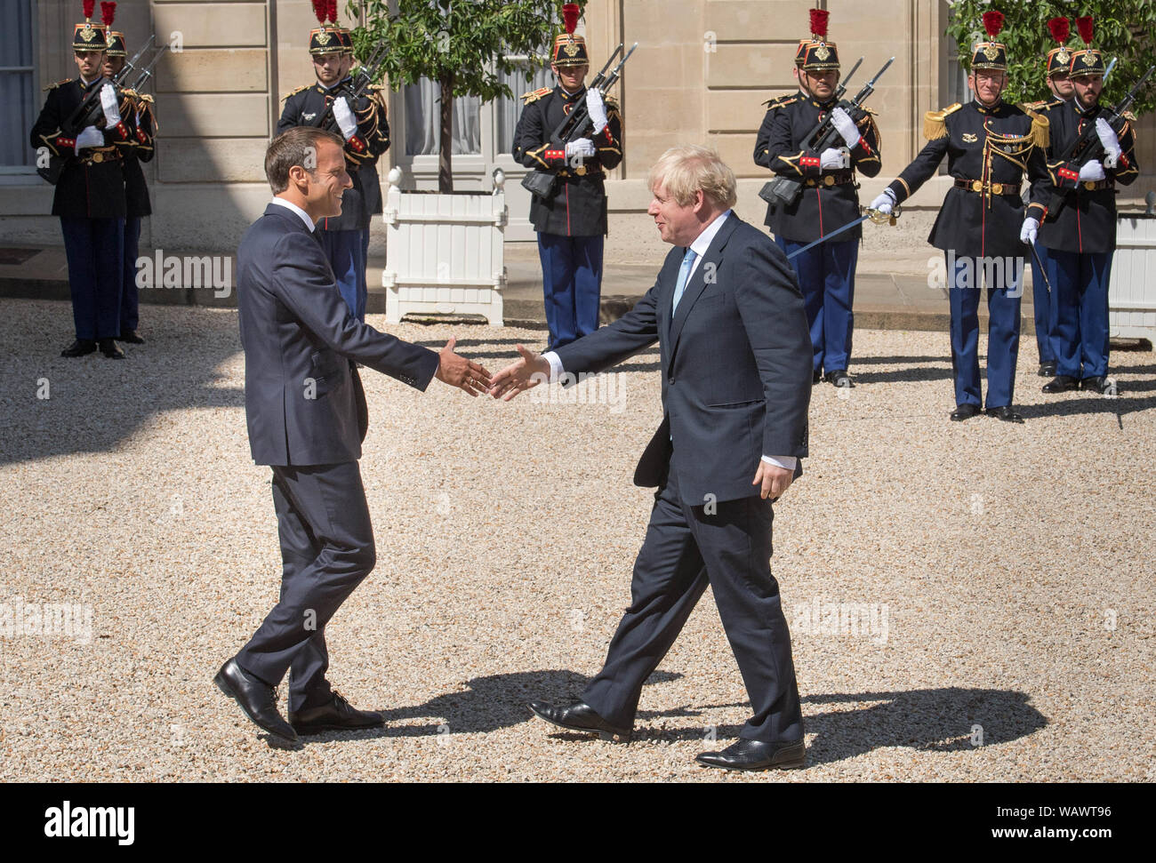 Premierminister Boris Johnson mit dem französischen Präsidenten Emmanuel Längestrich im Elysee-palast in Paris vor Gesprächen, um zu versuchen, die Brexit Stillstand zu überwinden. Stockfoto