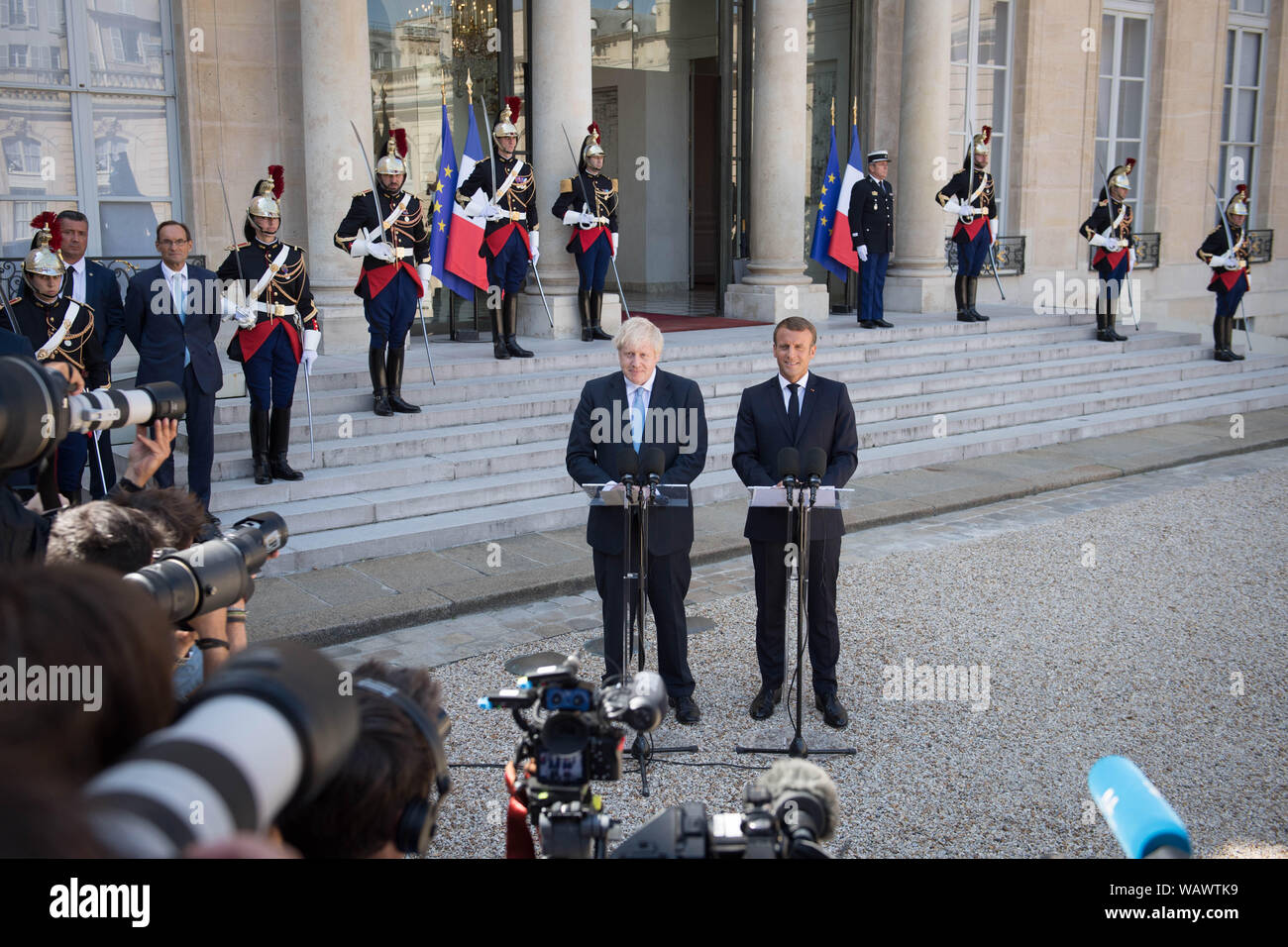 Premierminister Boris Johnson mit dem französischen Präsidenten Emmanuel Längestrich im Elysee-palast in Paris vor Gesprächen, um zu versuchen, die Brexit Stillstand zu überwinden. Stockfoto
