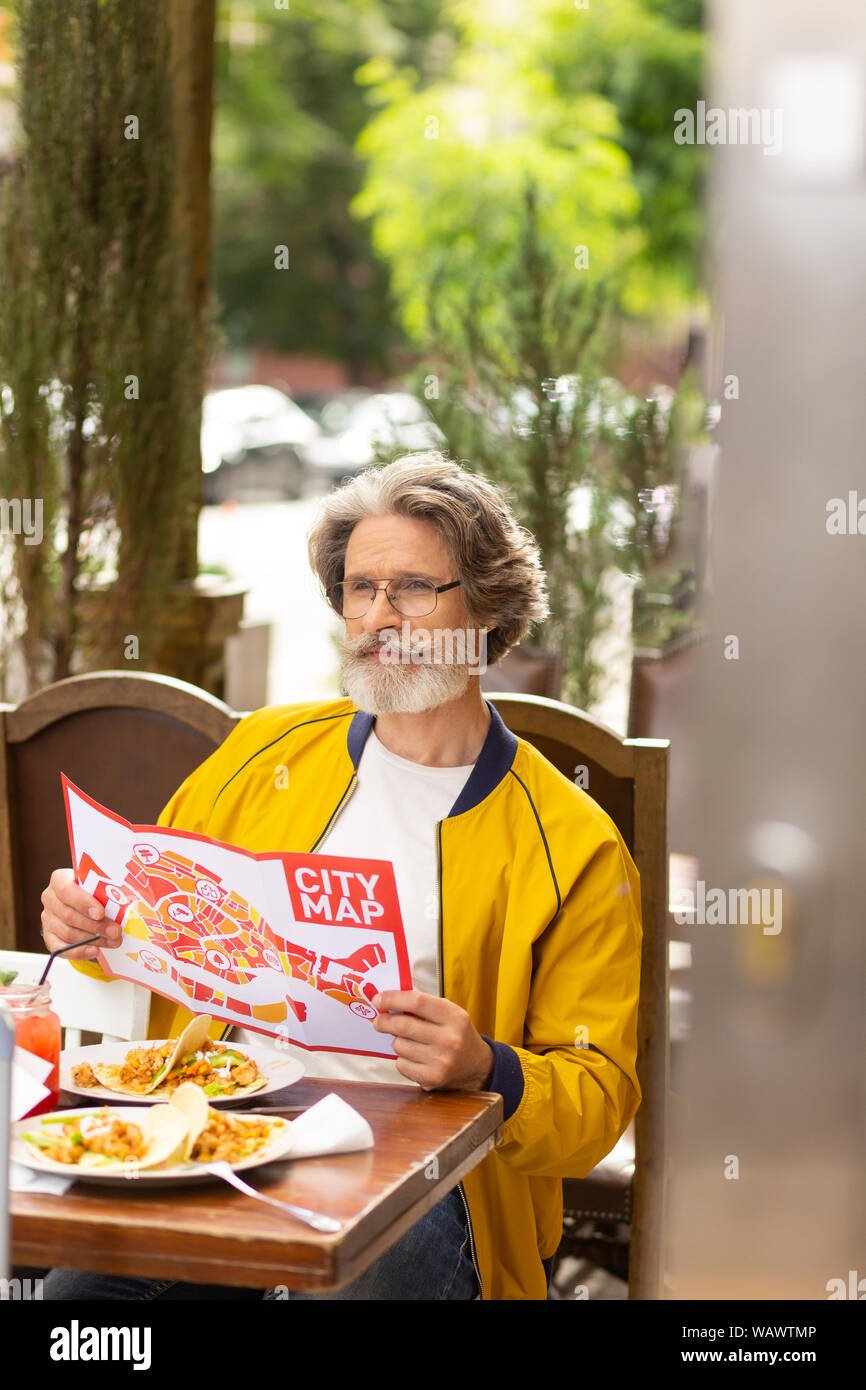 Nachdenklicher Mann an der Straße der Stadt suchen. Stockfoto